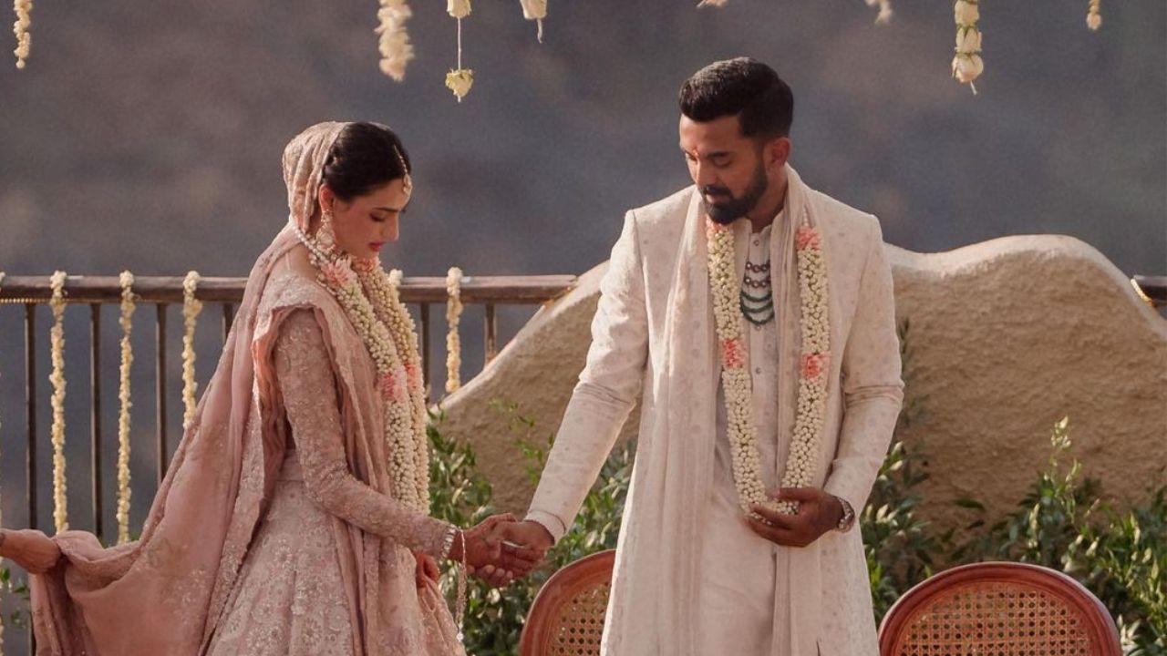 Looking resplendent and royal in their traditional wedding attires, Athiya and Rahul were a sight to behold. While the bride, Athiya wore a full sleeve pink blouse and lehenga, the groom, Rahul on the other hand, pulled off a cream sherwani.